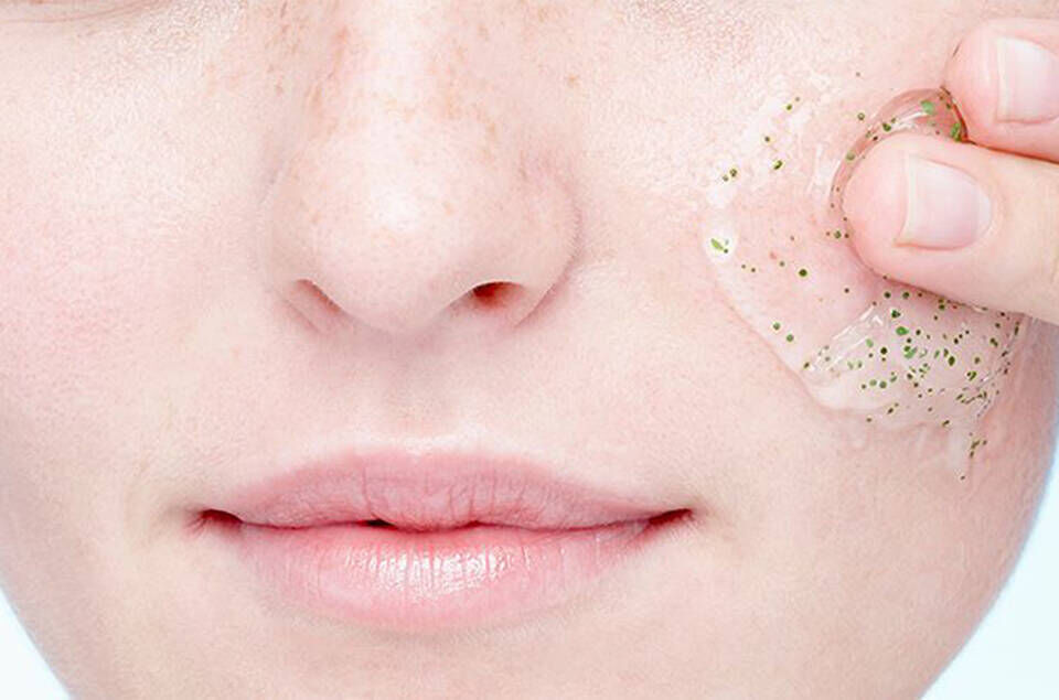 Comment exfolier correctement une peau sujette a l’acne