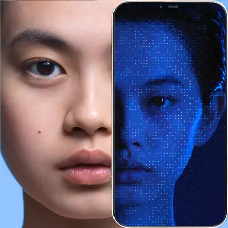 Split image of a young woman’s face next to its digital analysis on a smartphone screen, highlighting skin details with a blue pixelated effect.
