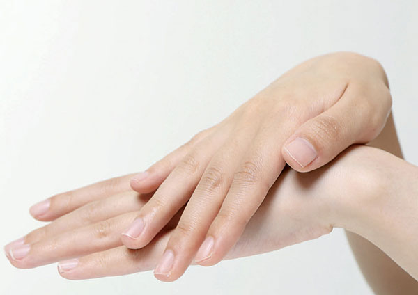 How do I prevent skin reactions on my hands and feet?